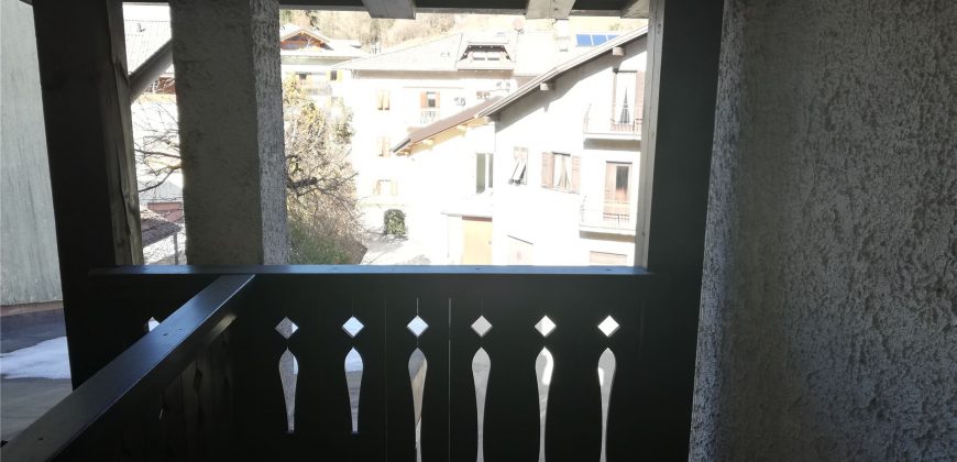 PORZIONE DI CASA CON TERRENO