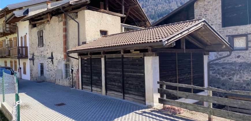 PORZIONE DI CASA CON GARAGE