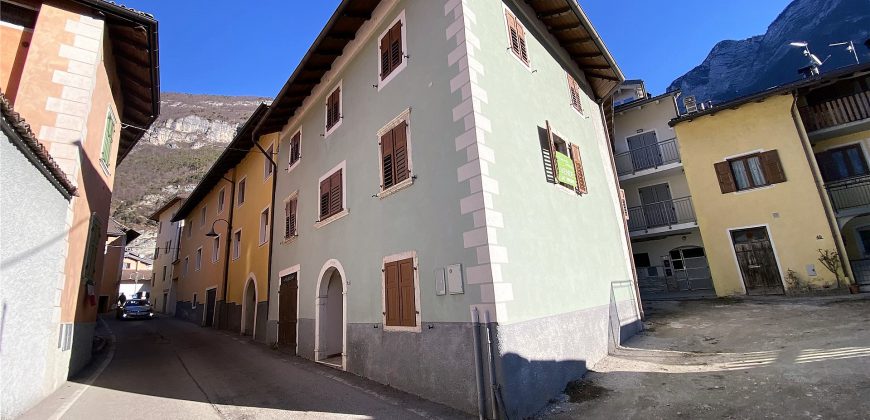 GRANDE PORZIONE DI CASA DA RISTRUTTURARE